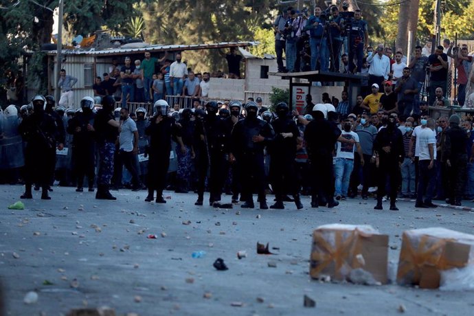 Protesta en Ramala (Cisjordania) contra la muerte del disidente palestino Nizar Banat 