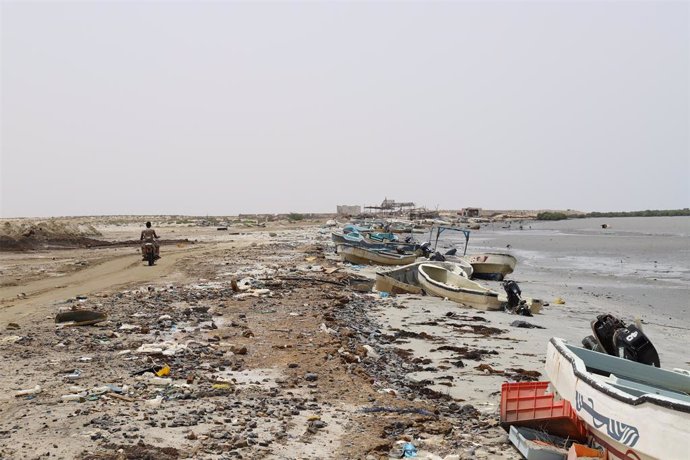 Archivo - Botes de pesca destruidos en las costas de la provincia de Hajjah, en Yemen
