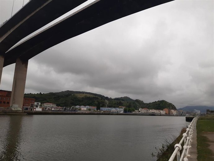 Archivo - Cielos muy nubosos bajo el Puente Rontegi