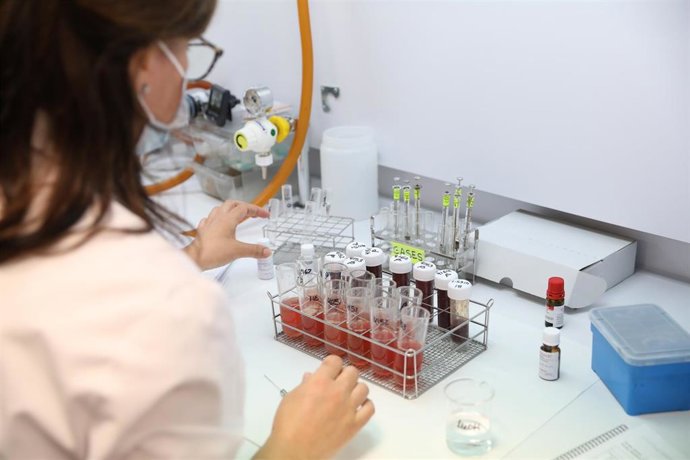 Una empleada sanitaria coloca material en el Hospital Enfermera Isabel Zendal de Madrid.