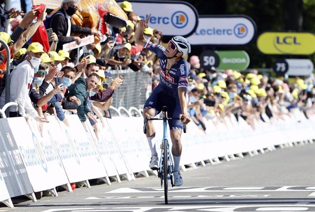 Mathieu van der Poel celebra su victoria en la segunda etapa del Tour de Francia