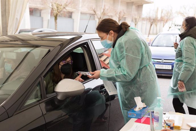 Archivo - Una trabajadora sanitaria atiende a una persona que ha acudido a realizarse un test de antígenos de Covid-19 en un dispositivo organizado en una carpa en Monforte de Lemos, Lugo, Galicia, (España), a 5 de febrero de 2021. El cribado masivo, pu