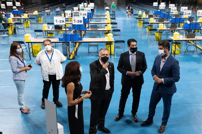El presidente de Canarias, Ángel Víctor Torres, visita el centro de vacunación masiva del Santiago Martín