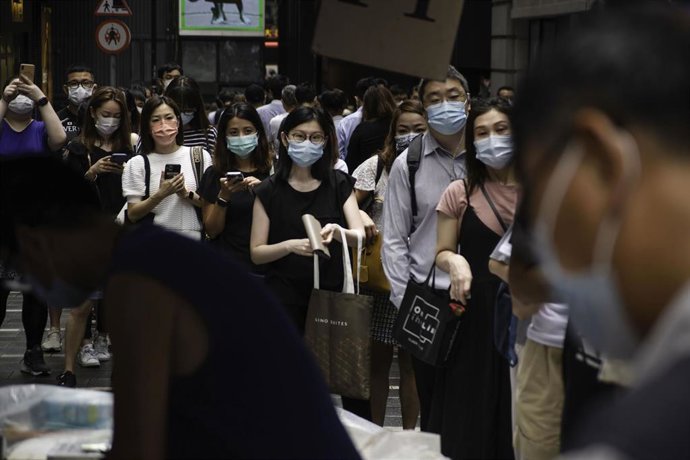 Gente en Hong Kong haciendo cola para comprar la última edición de Apple Daily