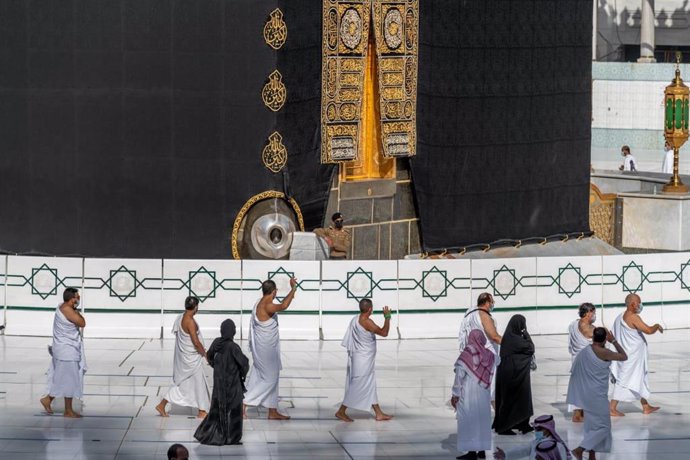 Archivo - 04 October 2020, Saudi Arabia, Mecca: Saudis and foreign residents maintain their social distancing as they perform Umrah at the Grand Mosque after Saudi authorities ease the coronavirus disease (COVID-19) restrictions, in the holy city of Mec