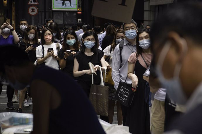 Gent a Hong Kong fent cua per comprar l'última edició d'Apple Daily