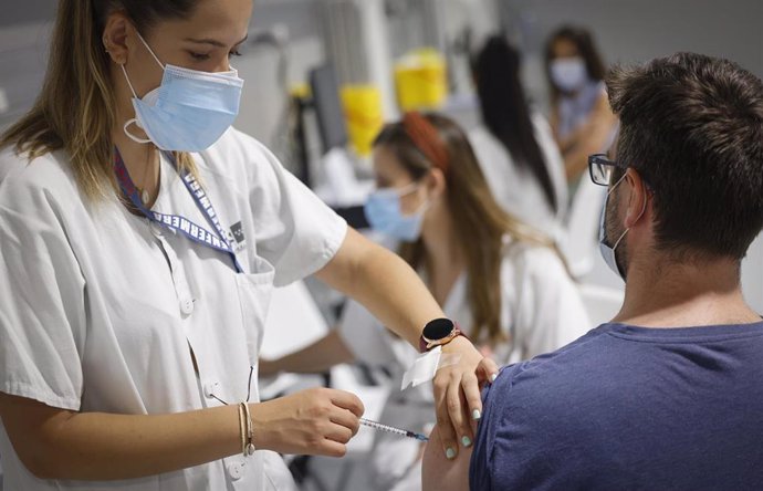 Primer día de vacunación 24 horas en el Hospital Isabel Zendal