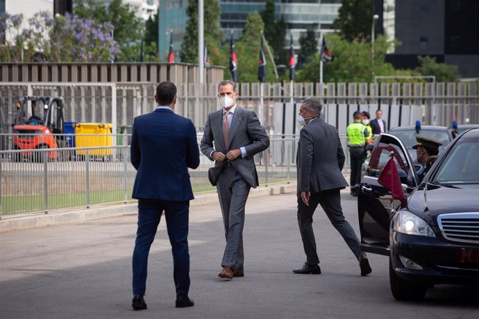 El presidente del Gobierno, Pedro Sánchez, y el rey Felipe VI llegan a la inauguración del Mobile en el recinto de Gran Via de Fira de Barcelona.