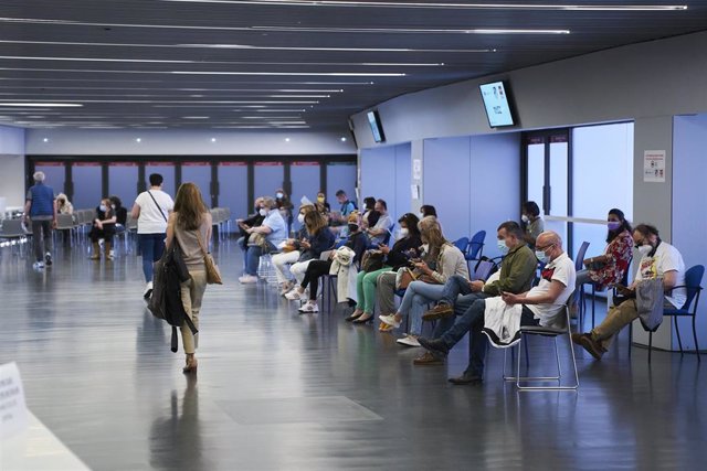 Archivo - Varias personas esperan para ser vacunadas con la dosis de Pfizer, en el Wanda Metropolitano, a 19 de mayo de 2021, en Madrid (España). La Comunidad de Madrid comenzó a vacunar el pasado lunes a las personas de entre 50 y 59 años en los hospital