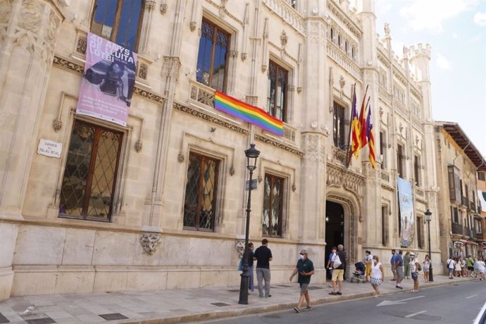 La fachada del Consell de Mallorca con la bandera del colectivo Lgtbi.