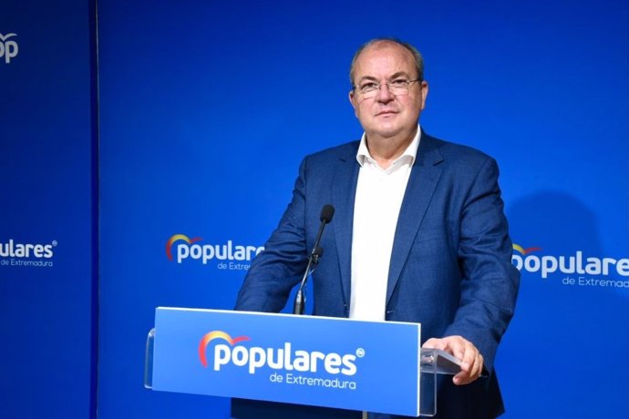 Archivo - El presidente del PP de Extremadura, José Antonio Monago, en rueda de prensa