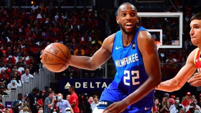 El jugador de los Milwaukee Bucks Khris Middleton en la victoria de su equipo sobre Atlanta Hawks (113-102) en el tercer partido de las Finales del Este de la NBA