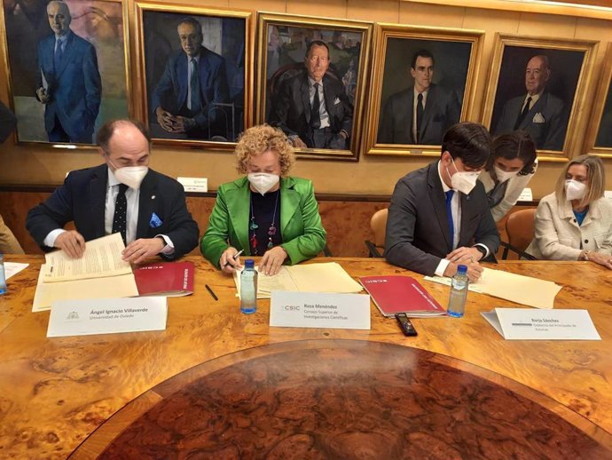 El rector de la Universidad de Oviedo, Ignacio Villaverde, junto a la presidenta del CSIC, Rosa Menéndez, y el consejero de Ciencia, Borja Sánchez, firman el convenio de constitución del IMIB.