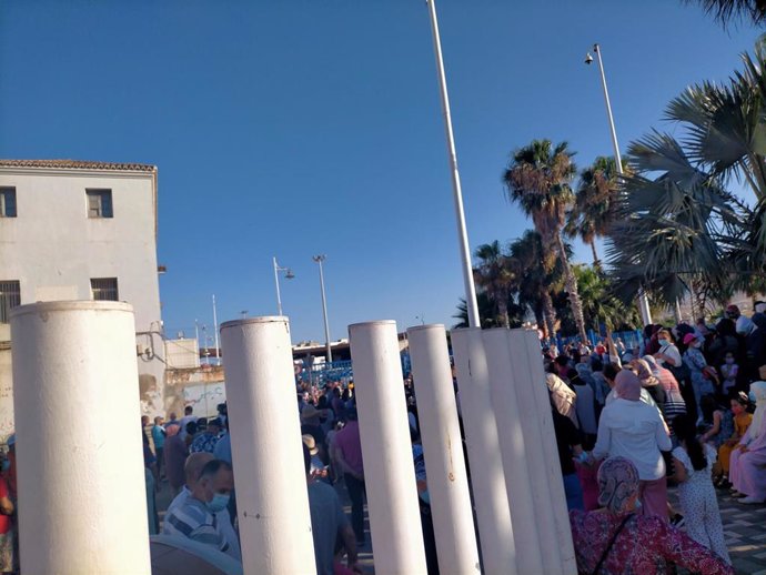 Cientos de marroquíes residentes en Melilla se movilizan pidiendo al Rey Mohamed VI que reabra la frontera con Marruecos tras 15 meses de cierre