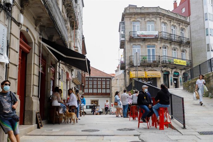 Varias personas en una terraza de Vigo, a 26 de junio de 2021, en Pontevedra, Galicia (España)