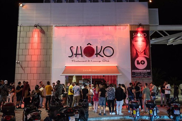 Jóvenes hacen cola para entrar a la discoteca Shoko, a 27 de junio de 2021, en Barcelona, Catalunya (España).