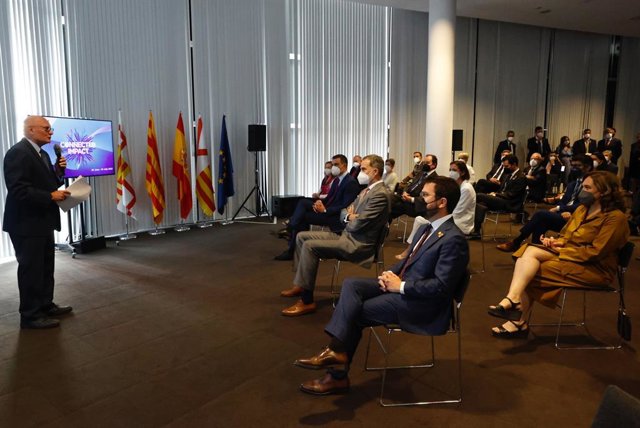 El conseller delegat de la GSMA, John Hoffmann, en la conferència inaugural del MWC amb el rei Felip VI; el president del Govern espanyol, Pedro Sánchez; el de la Generalitat, Pere Aragonès; l'alcaldessa de Barcelona, Ada Colau, i altres autoritats.