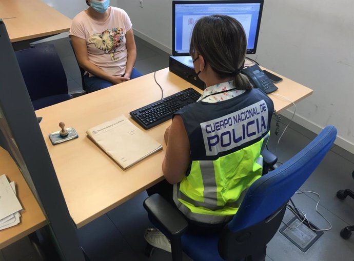 Agentes de la Policía Nacional, durante la investigación