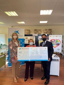 Imagen del acuerdo suscrito por CaixaBank, a través de una aportación económica de Fundación la Caixa, con la AIC Casa del Niño de Cartagena para apoyar el proyecto Gota de leche