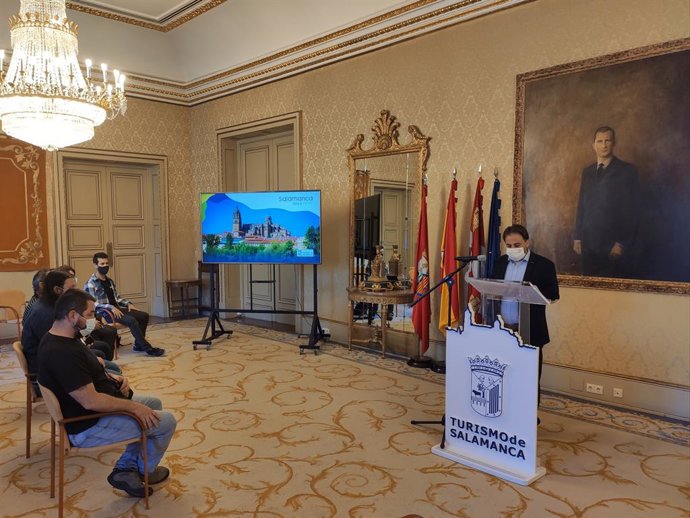 El concejal de Turismo, Fernando Castaño, en la presentación de 'Salamanca dorada, azul y verde'