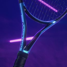 Decathlon presenta Artengo la raqueta de tenis TR930 SPIN para expertos.
