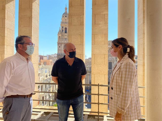 La concejala de Movilidad Sostenible y Limpieza Viaria, Carmen Fructuoso, y el delegado de Cespa en Murcia, Antonio Igualada, han querido reconocer l trabajo de un trabajador del Ecopunto móvil del servicio de Limpieza Viaria, José María Hernández