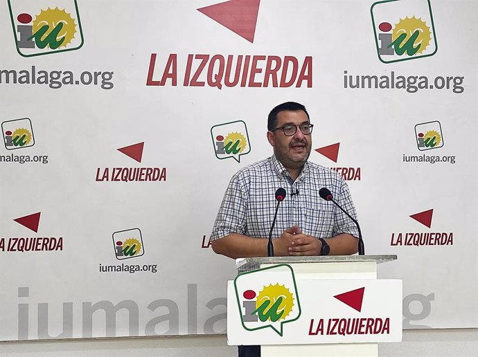El parlamentario andaluz y coordinador provincial de IU Málaga, Guzmán Ahumada , en rueda de prensa