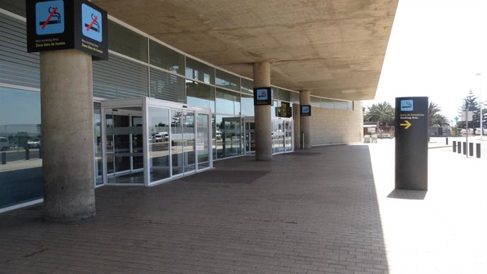 Archivo - Entrada al aeropuerto de Fuerteventura