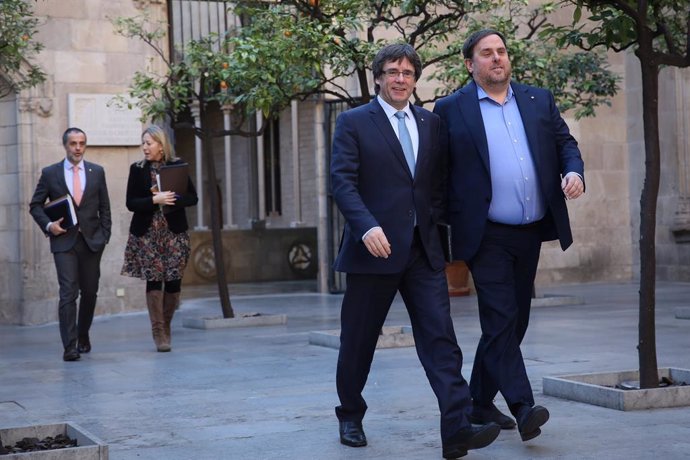 Archivo - En primer plano, el presidente de la Generalitat, Carles Puigdemont, y el vicepresidente, Oriol Junqueras. Al fondo, la consellera y portavoz Neus Munté