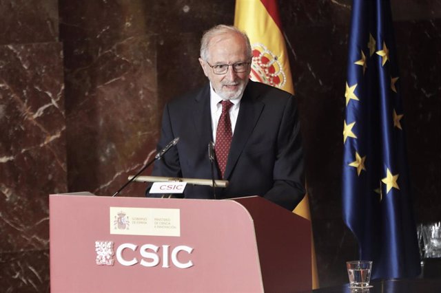 Archivo -  Luis Enjuanes realiza una intervención en el acto en el que recibe la Medalla al Mérito en la Investigación y en la Educación Universitaria en su categoría de plata, en el CSIC, Madrid (España), a 27 de julio de 2020.