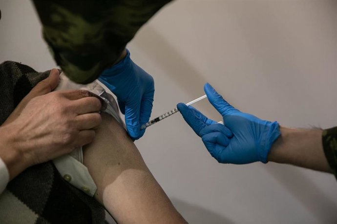 Archivo - Vacunación contra el coronavirus en Atenas