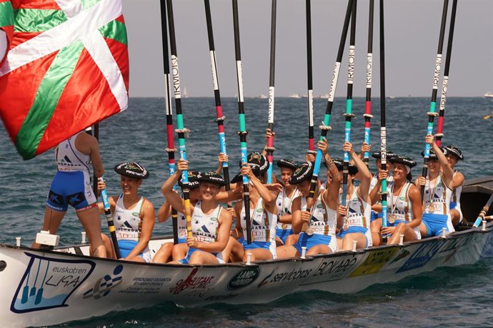 Archivo - Las traineras de Donostiarra celebran su victoria levantando los remos de la embarcación en el Campeonato de Euskadi de Traineras 2020 celebrado en el puerto de Lekeitio, Vizcaya, País Vasco (España), a 31 de julio de 2020.