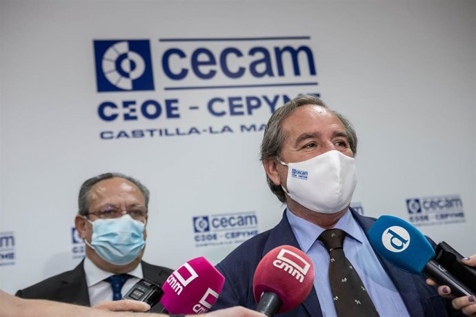 El presidente de la Confederación Regional de Empresarios de Castilla-La Mancha, Ángel Nicolás, atiende a los medios junto al consejero de Hacienda y Administraciones Públicas, Juan Alfonso Ruiz Molina.