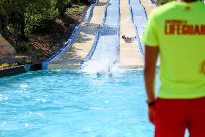 Un socorrista al final de un tobogán, en el parque acuático Aquopolis, a 27 de junio de 2021, en Villanueva de la Cañada, Madrid, (España). El parque acuático, que abrió sus puertas ayer, cuenta con un 50% de aforo y mantiene las medidas de seguridad e 