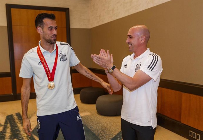 El presidente de la RFEF, Luis Rubiales, entrega al capitán de la selección española de fútbol, Sergio Busquets, una medalla por sus 100 partidos con 'la Roja'.