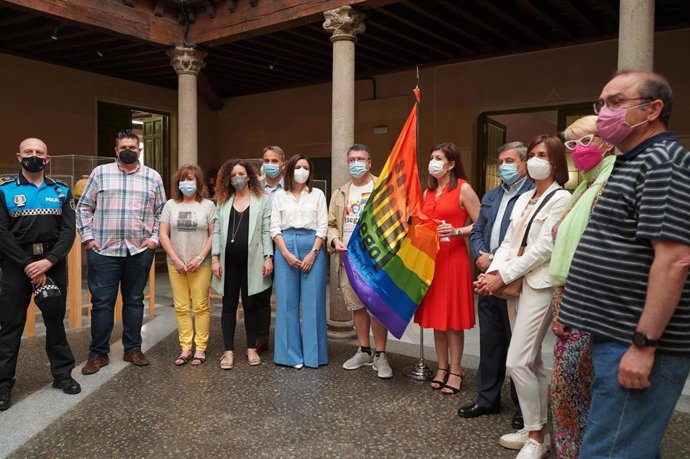 Acto de celebración del Día del Orgullo LGTBi en el Palacio Provincial de Segovia.