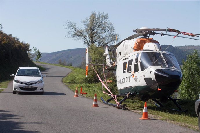 Archivo - Uno de los helicópteros de la Guardia Civil que participaba en la búsqueda de un desaparecido queda varado y precintado en medio de la calzada tras sufrir un accidente, a 4 de mayo de 2021, en Navia, Lugo, Galicia (España). El hombre desaparec