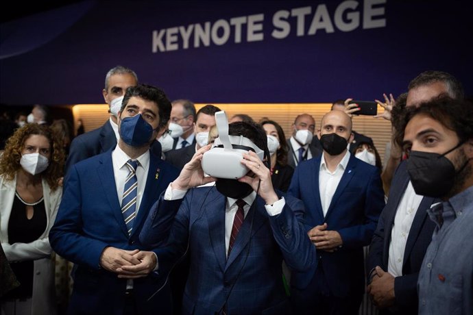 El presidente de la Generalitat, Pere Aragons, y el vicepresidente, Jordi Puigneró, durante su visita al estand de la Generalitat en el Mobile World Congress 2021.