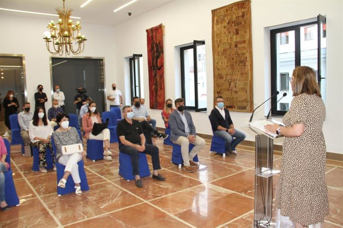 La diputada Rosa Tirador, en el acto de entrega de los proyectos del PFEA para 15 ayuntamientos redactados por la Diputación.