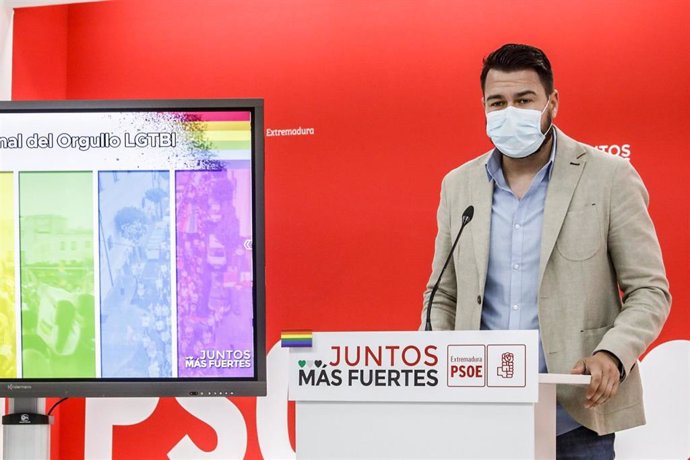 El secretario de LGTBI del PSOE de Extremadura, Pedro Blas Vadillo, en rueda de prensa