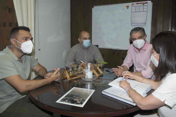 El diputado de Desarrollo Local de la Diputación de Cádiz, Manuel Ángel Chacón, durante la visita del alcalde de Arcos, Isidoro Gambín.