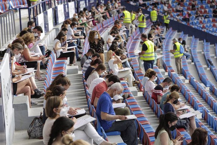 Cerca de 3.000 personas toman las gradas del estadio del Levante UD en la oposición de administrativos de la Diputación