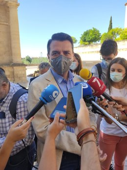 El alcalde de Córdoba, José María Bellido, atiende a los periodistas.