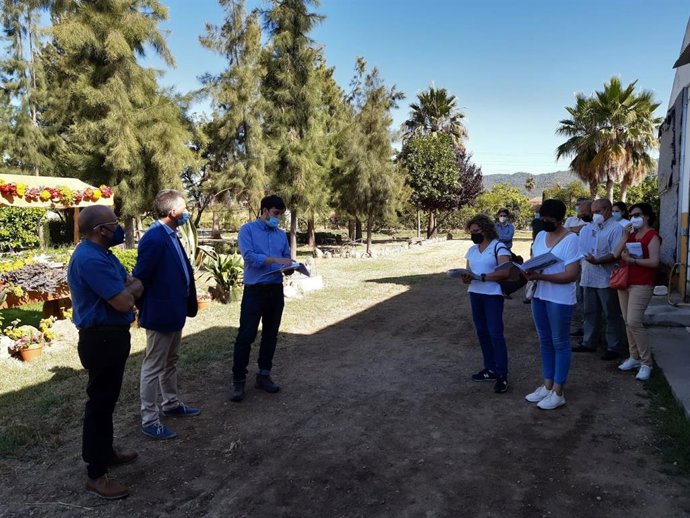 El delegado de Agricultura en la Diputación de Córdoba, Francisco Ángel Sánchez (segundo por la izda.), en la finca de El Aguilarejo.