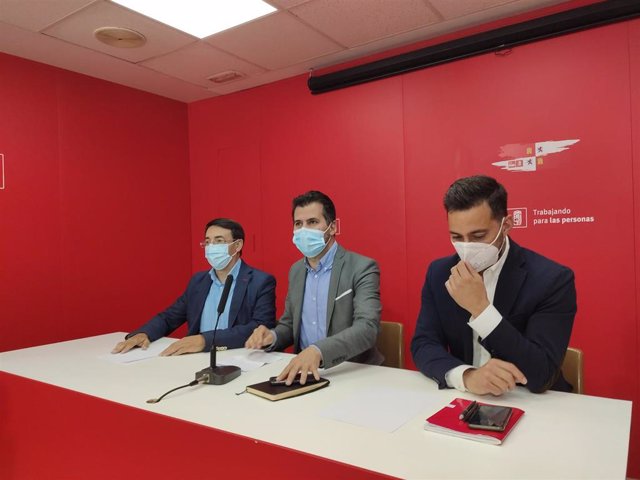 El secretario general del PSOECyL, Luis Tudanca (centro), junto a los socialistas Fernando Pablos (i) y Diego Moreno (d) en Salamanca.