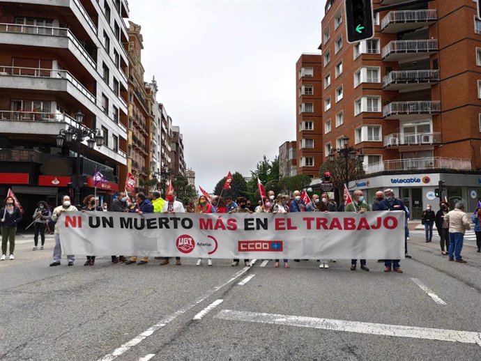 Concentración contra la siniestralidad laboral en Oviedo.