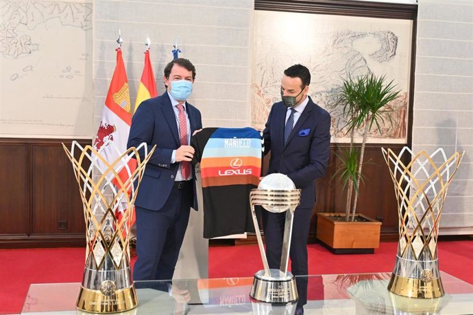 Mañueco recibe una camiseta con su nombre tras recibir al Hereda San Pablo Burgos tras su último título