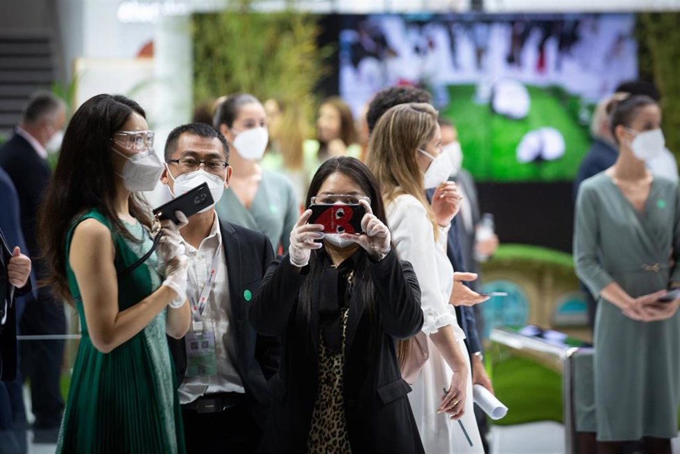 Congresistas en la XIV edición del Mobile World Congress (MWC 2021) en el recinto Gran Via de Fira de Barcelona, en L'Hospitalet de Llobregat (Barcelona), con formato híbrido.