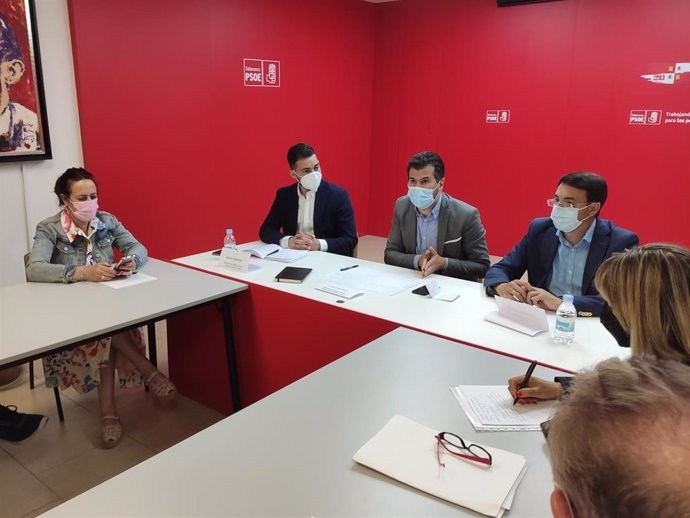 El secretario general del PSOECyL, Luis Tudanca (centro), en una reunión sobre Sanidad en Salamanca.