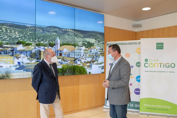 El presidente de la Diputación de Sevilla, Fernando Rodríguez Villalobos, ha mantenido una reunión con el alcalde de Badolatosa, Manuel González Graciano